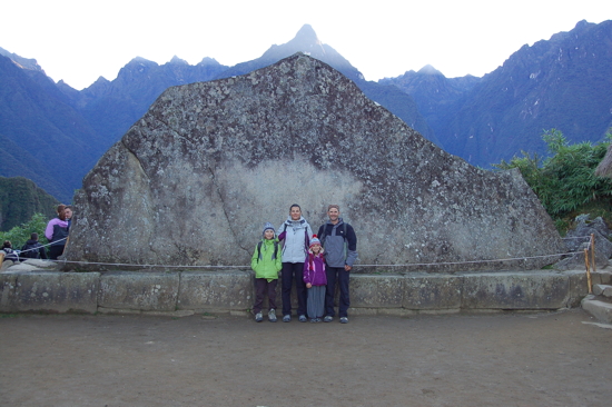 On pose devant la Pierre Sacrée avant l'ascension du Wayna Picchu 
