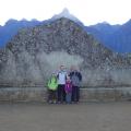 On pose devant la Pierre Sacrée avant l'ascension du Wayna Picchu 
