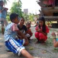 Atelier de scoubidous avec les enfants du village