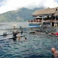 Aux sources d'eau chaude du Lac Batur