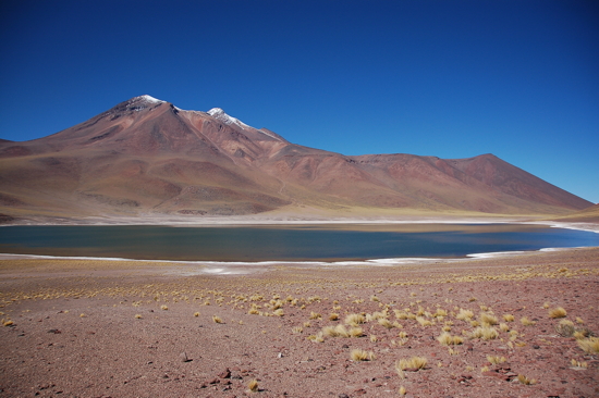 Laguna Miniques et volcan du même nom