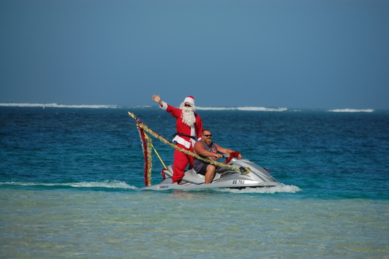 Le Père Noël arrive en jet-ski!