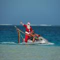 Le Père Noël arrive en jet-ski!
