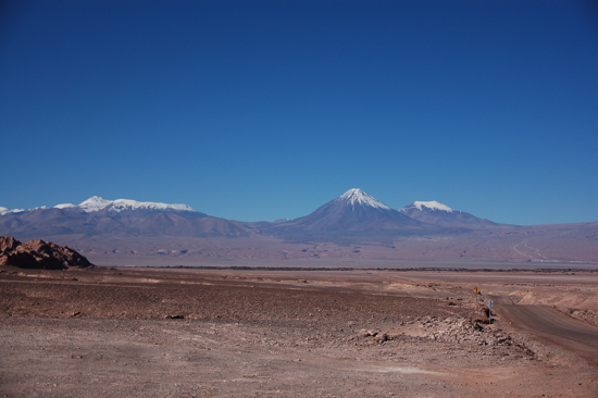 Le volcan Licancabur depuis la Valle de la Luna