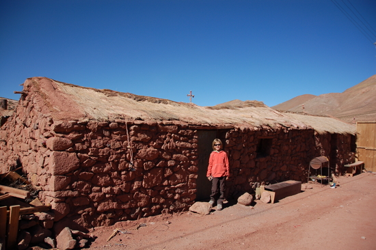 Valentin devant une maison de Machuca