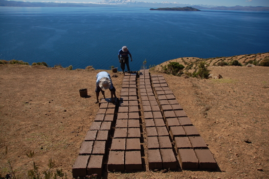 Fabrication de briques en terre