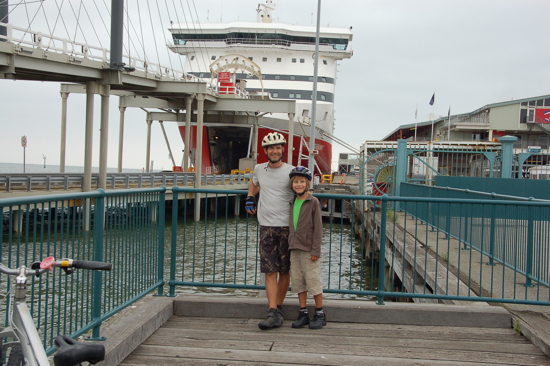 Devant les ferries pour la Tasmanie