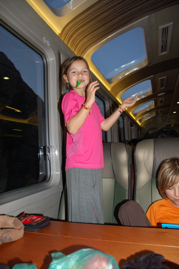 Leïla met l'ambiance dans le train