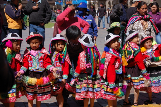 Petites danseuses en costumes traditionnels