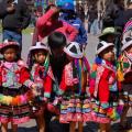 Petites danseuses en costumes traditionnels