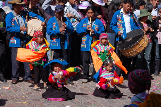 Petits danseurs en costumes traditionnels