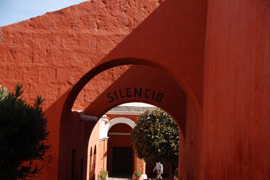 A l'entrée du monastère Santa Catalina