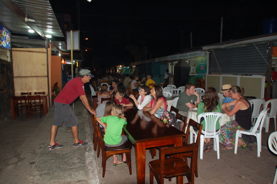 Repas dans les rues de Puerto Ayora