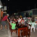 Repas dans les rues de Puerto Ayora