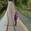 Sur le pont suspendu des cascades Manto de la Novia