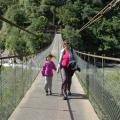 Sur le pont suspendu près de la cascade Manto de la Novia
