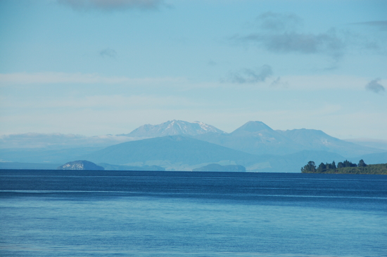 Le matin, vue sur les volcans au-delà du Lake Taupo