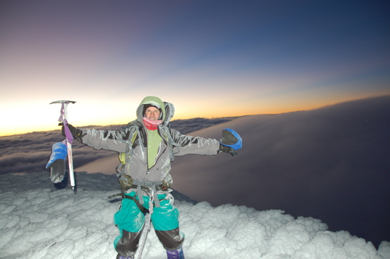 Au sommet (5897m.), au lever du soleil, épuisé et les pieds gelés