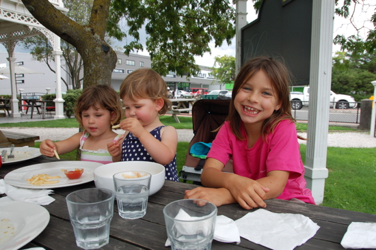 Avec Chloe et Amelia à Gisborne