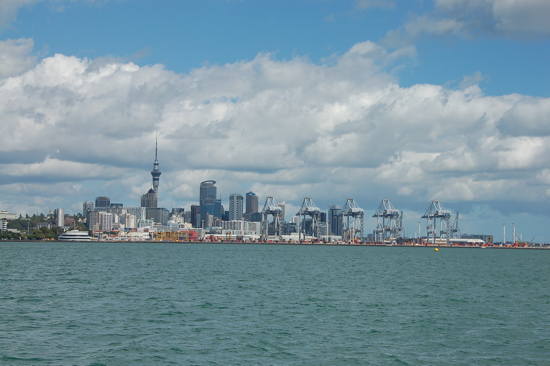 Le port d'Auckland devant la city
