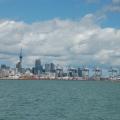 Le port d'Auckland devant la city