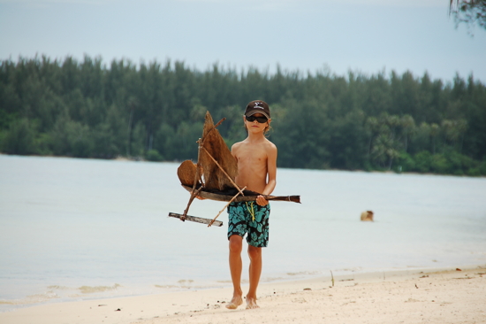 Avec sa pirogue à voiles