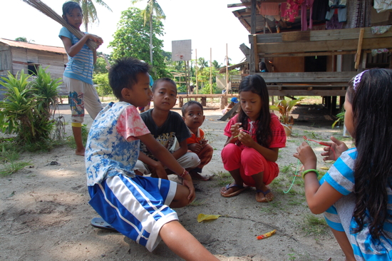Atelier de scoubidous avec les enfants du village