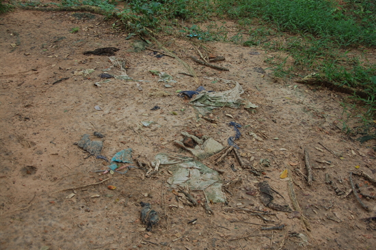 Des habits remontent encore à la surface