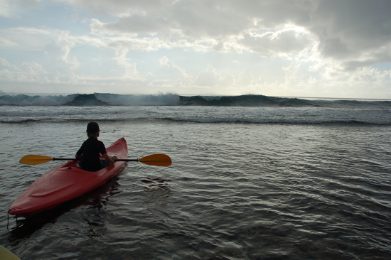 En kayak sur la barrière du lagon