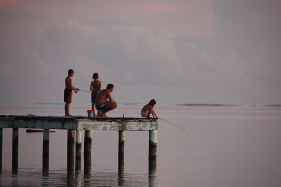 Pêche au ponton, en fin de journée