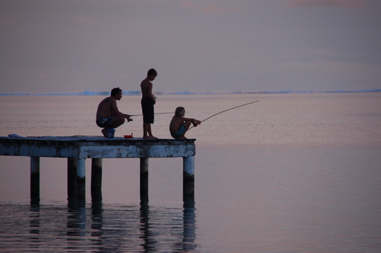 Pêche au ponton, en fin de journée