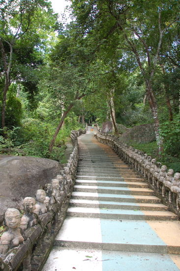 La montée des marches à Phnom Santuk