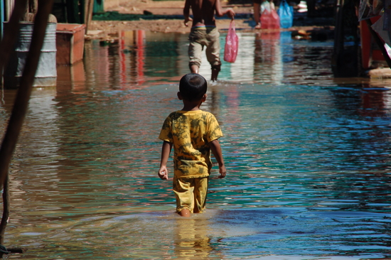 Enfant d'un village au bord du Tonlé Sap