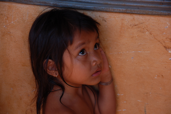 Enfant d'un village au bord du Tonlé Sap