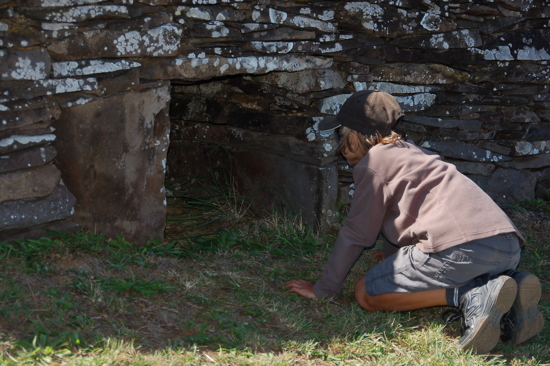 Valentin devant une des maisons de Orongo