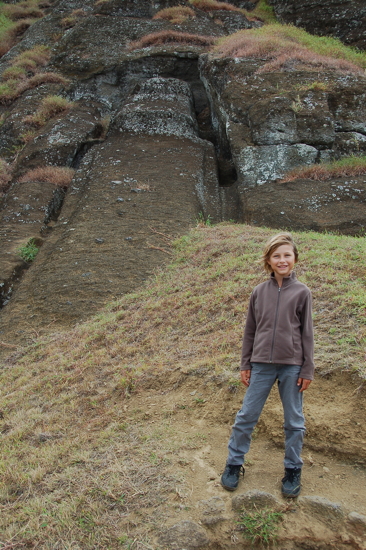 Devant un moaï inachevé