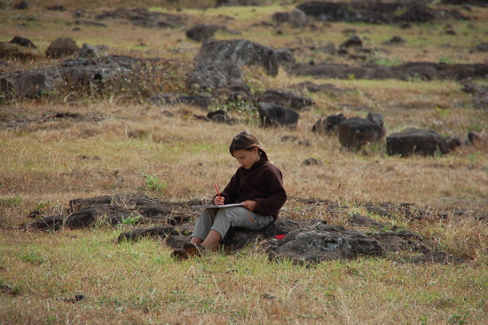 Leïla croque les moaïs de Tongariki