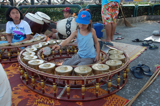 Leïla s'essaie à un nouvel instrument