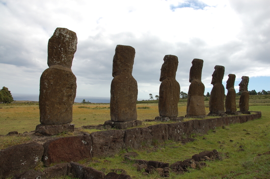 Ahu Akivi, les seuls moaïs face à l'océan