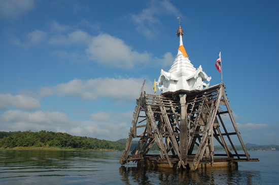 Temple immergé dans le Réservoir de Khao Laem