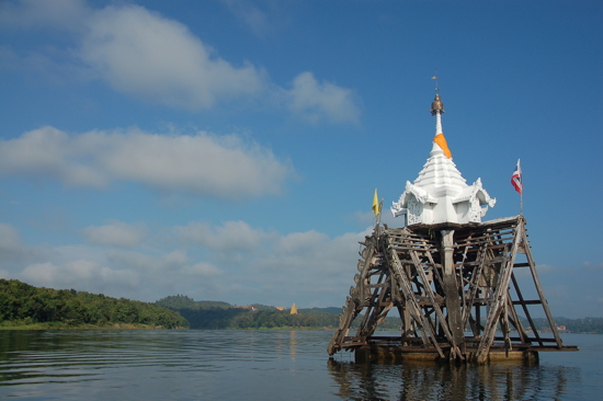 Au fond à gauche, le nouveau temple