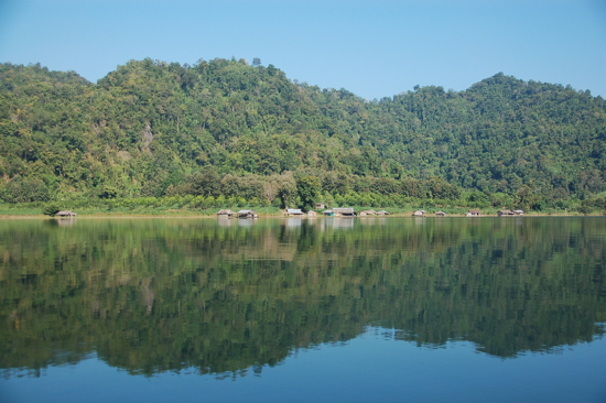 Sur le lac vers Sangkhlaburi