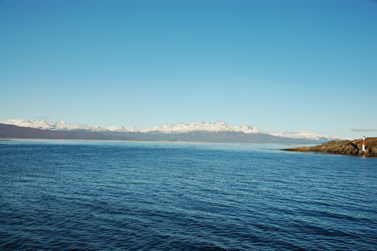 Sortie de la baie d'Ushuaia, au fond l'île Navarino (Chili)