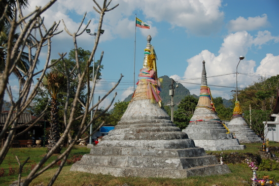 Derrière, la Birmanie (Myanmar)