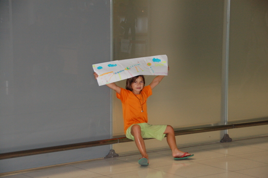 Leïla attend sa grand-maman à l'aéroport