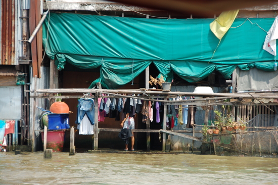 Le Chao Phraya (fleuve de Bangkok) lèche les seuils des maisons
