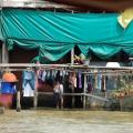 Le Chao Phraya (fleuve de Bangkok) lèche les seuils des maisons