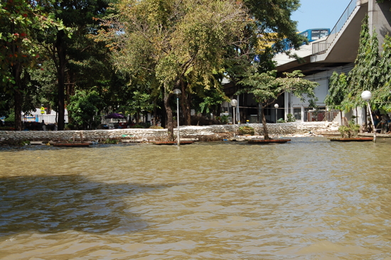 Bangkok, des milliers de sacs de sable le long du fleuve