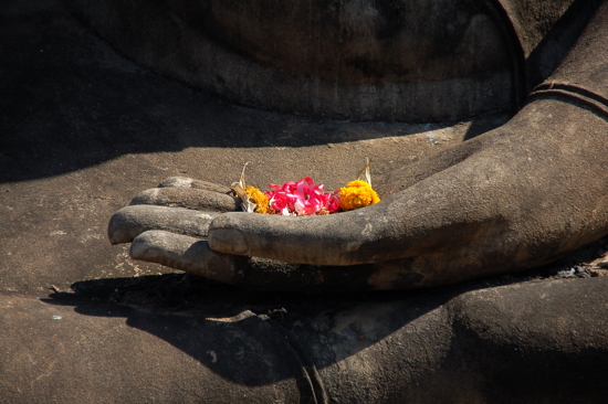 Offrandes dans les ruines de Sukhothai