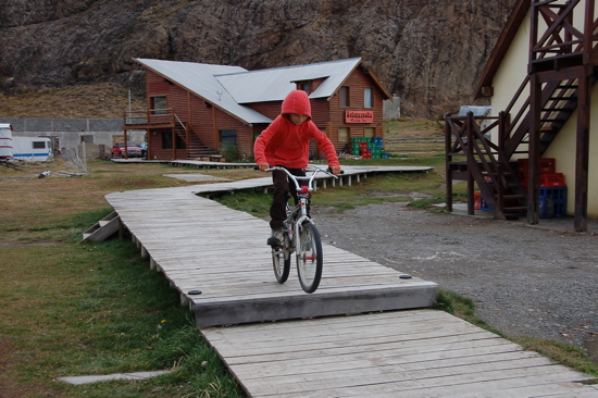 Valentin heureux avec un BMX
